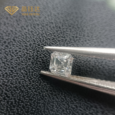 Người đàn ông cắt kim cương từ phòng thí nghiệm được chứng nhận cho phụ kiện sang trọng