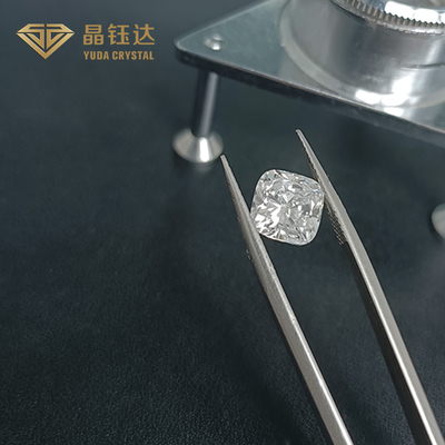 Người đàn ông cắt kim cương từ phòng thí nghiệm được chứng nhận cho phụ kiện sang trọng