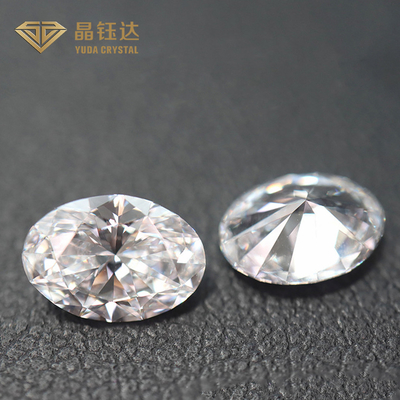 Người đàn ông cắt kim cương từ phòng thí nghiệm được chứng nhận cho phụ kiện sang trọng