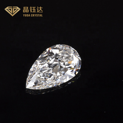 Người đàn ông cắt kim cương từ phòng thí nghiệm được chứng nhận cho phụ kiện sang trọng
